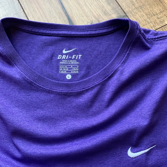 Nike T-Shirt Women’s Size L - Picture 2 of 2